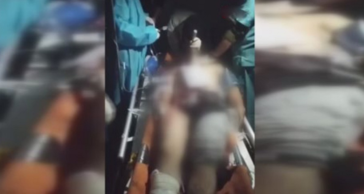 Gazze’de elektriksiz hastanede cep telefonu ışığıyla tedavi