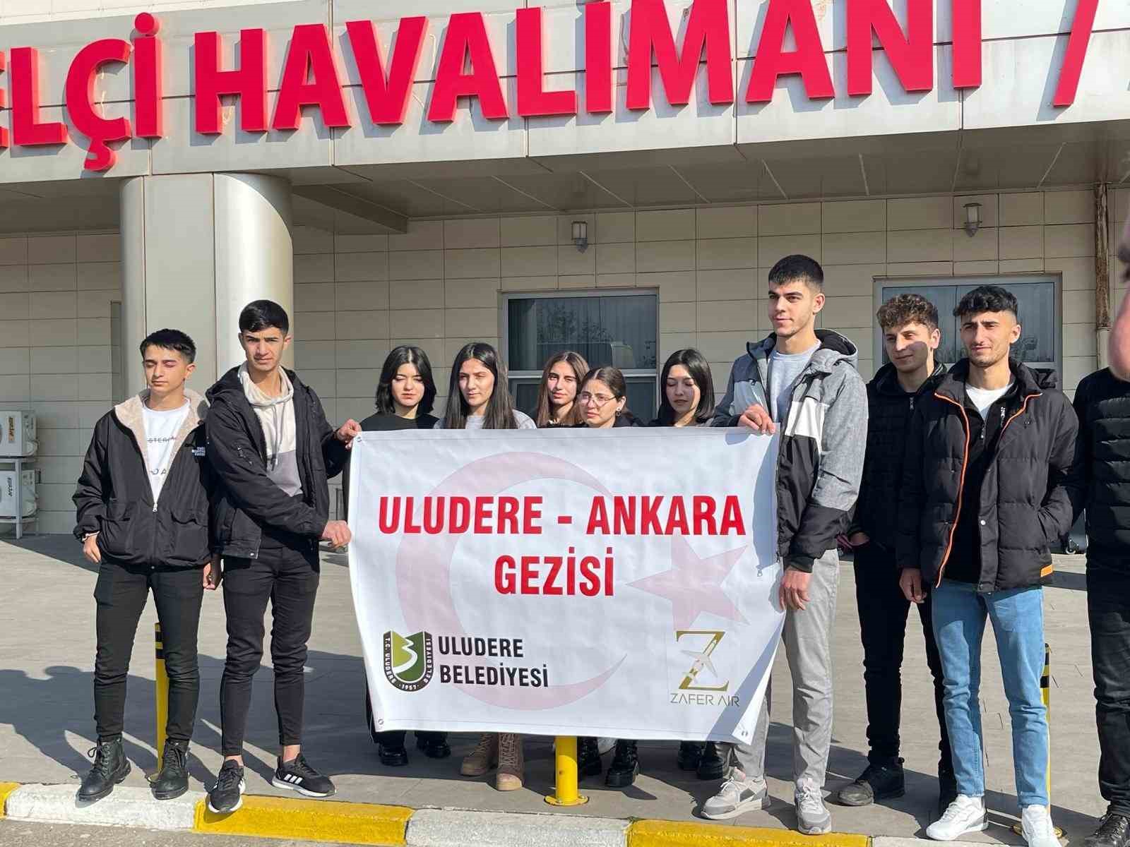 Sosyal medyadan geziye gitmek istediklerini bildiren öğrenciler, Ankara’ya gönderildi