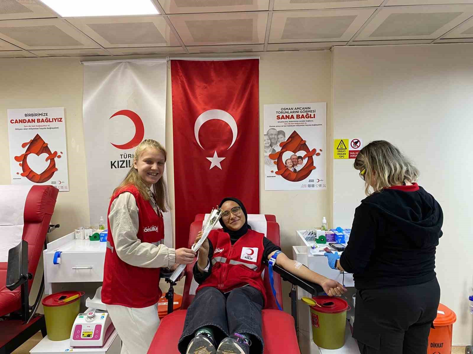 Kızılay Kadın Gönüllüleri’nden ‘Candan Bağlıyız’ kampanyasına destek