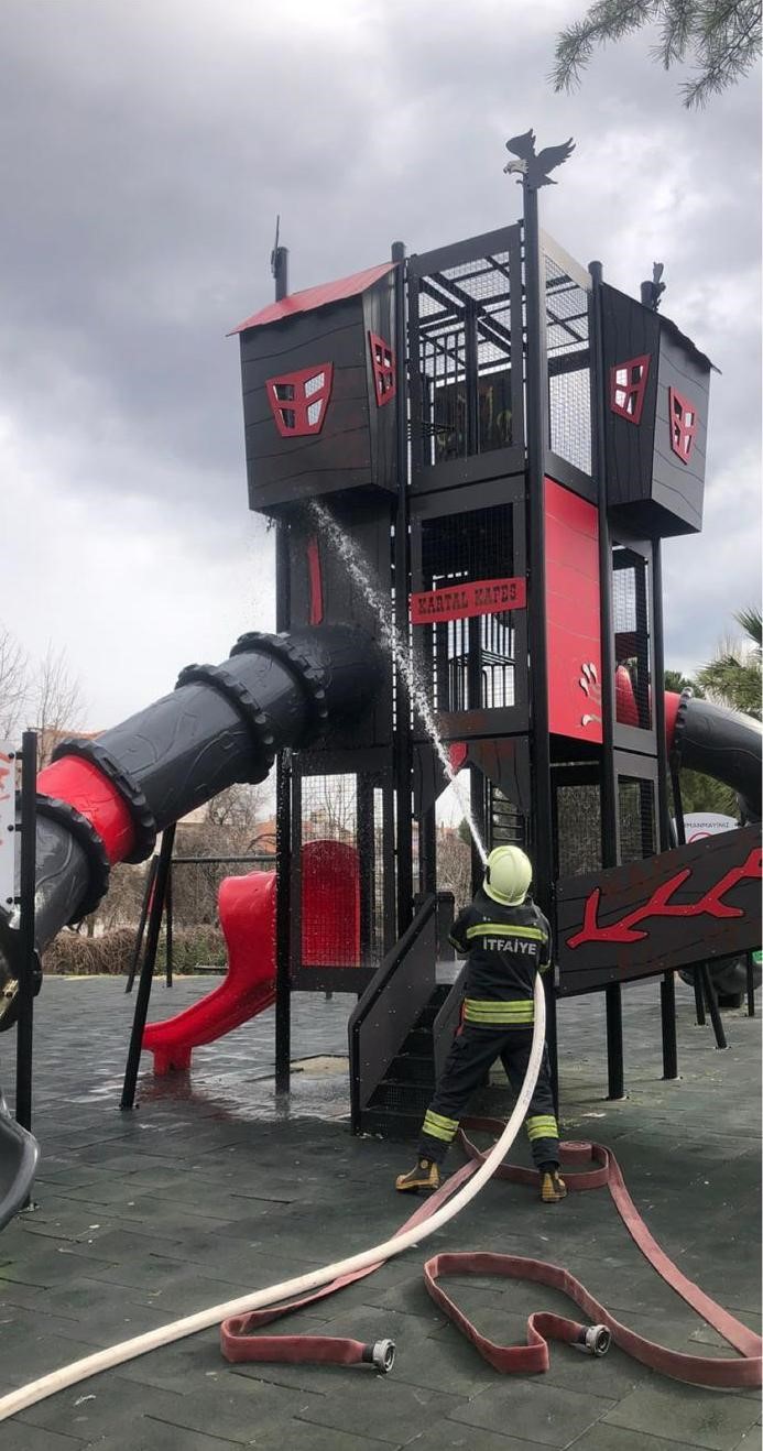 Menteşe’de çıkan yangın sonucunda parkta bulunan kaydırak zarar gördü
