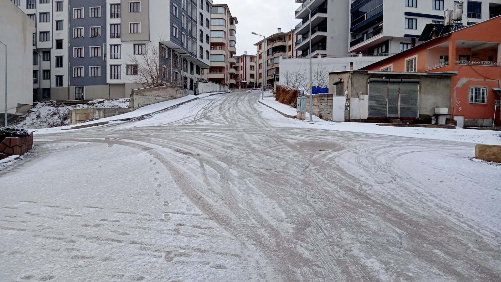 Van’da yollar buz pistine döndü