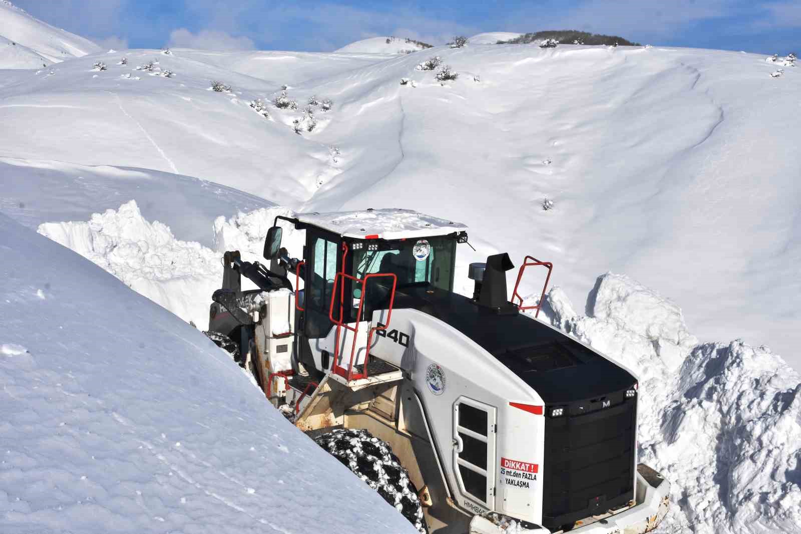 Bitlis’te 4 metreyi bulan karda yol açma çalışması