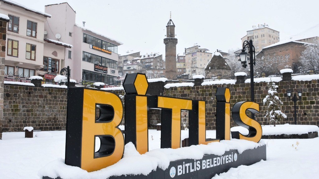 Bitlis’in karla bütünleşen tarihi güzellikleri mest ediyor
