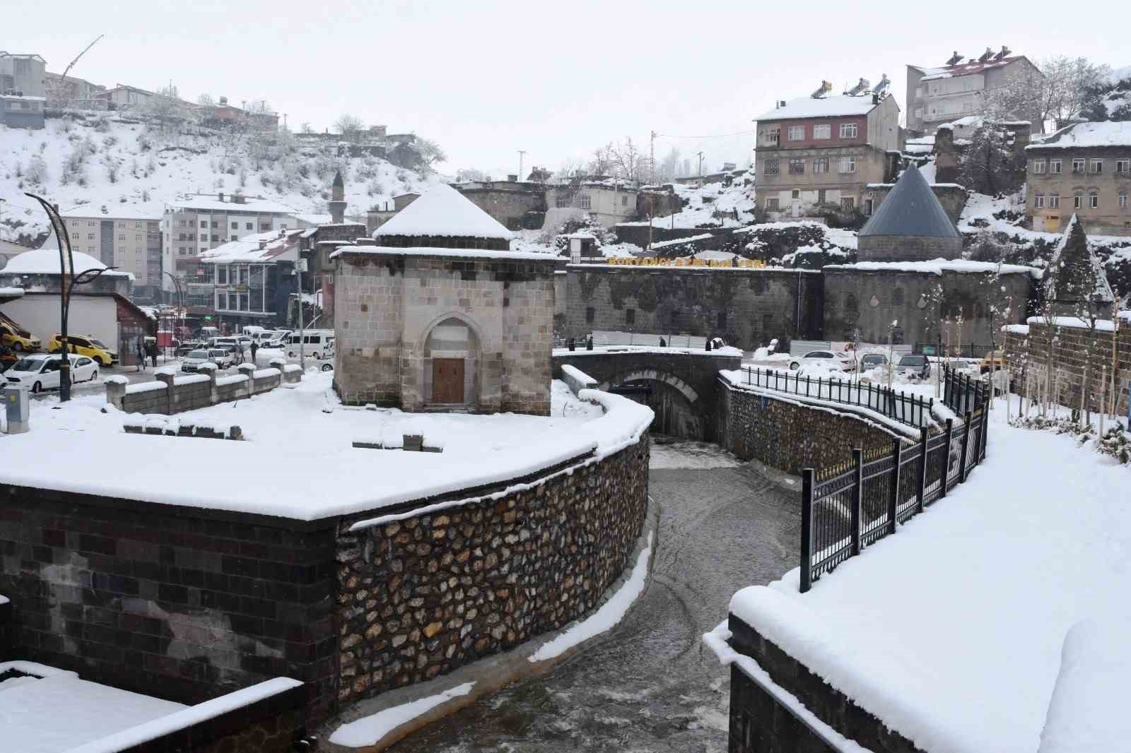 Bitlis’in karla bütünleşen tarihi güzellikleri mest ediyor