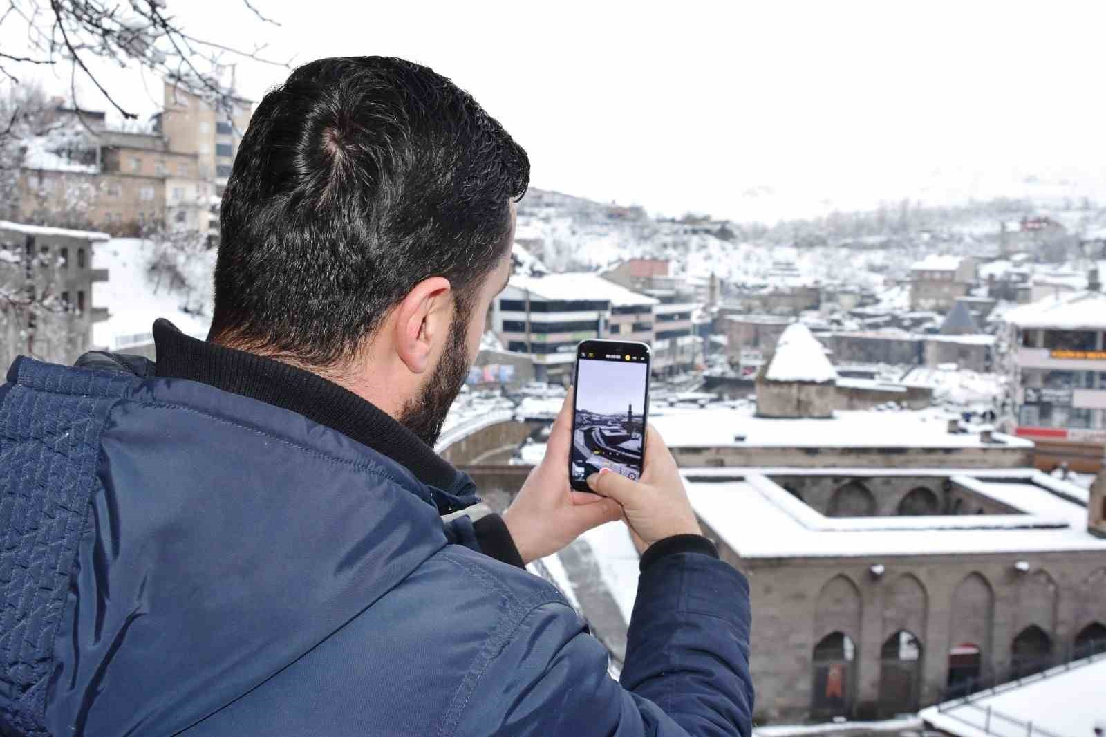 Bitlis’in karla bütünleşen tarihi güzellikleri mest ediyor