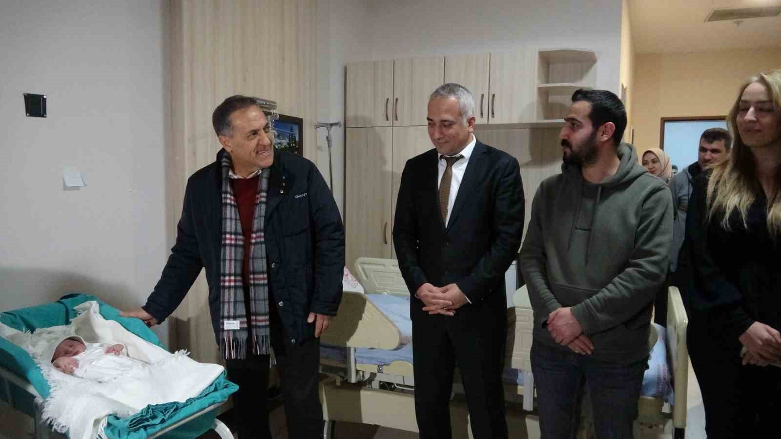 Bingöl’de yılın son bebeği ve yeni yılın ilk bebeği doğdu