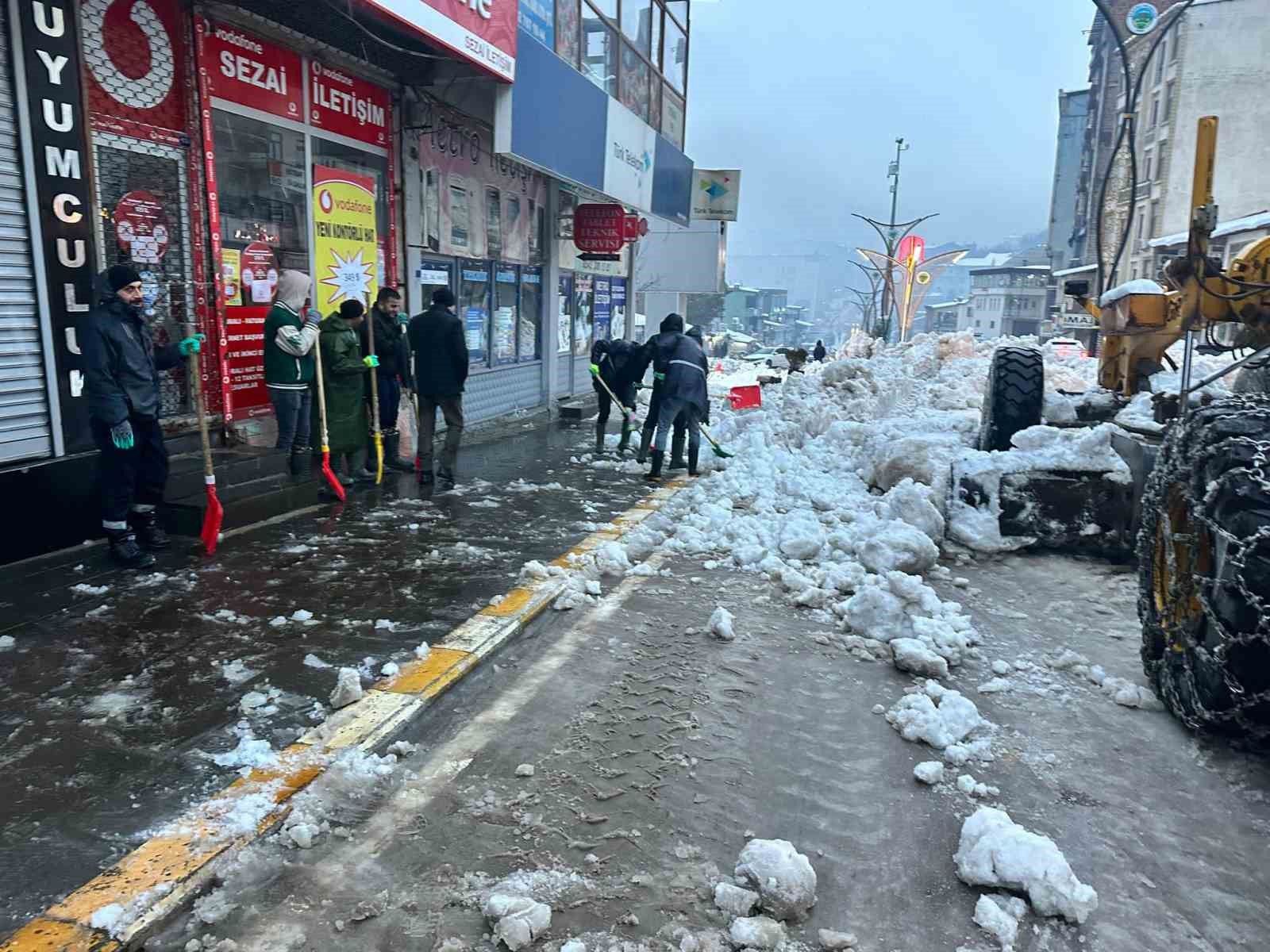 Şemdinli Belediyesinden kar mesaisi