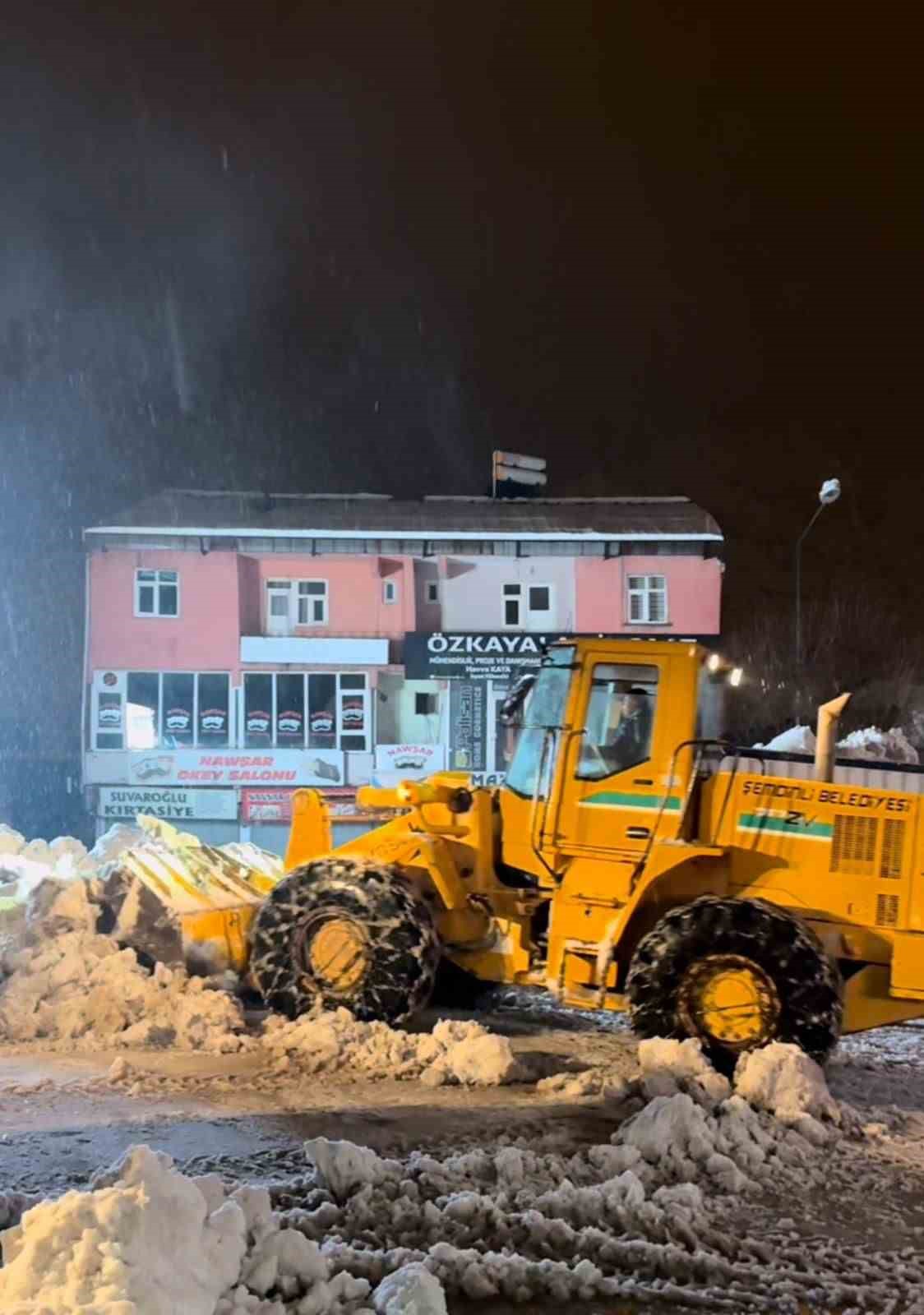 Şemdinli Belediyesinden kar mesaisi