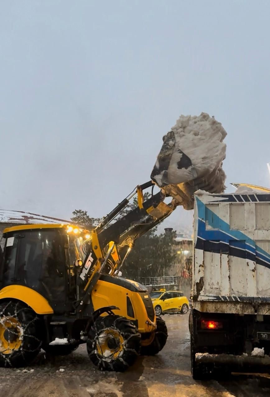 Şemdinli Belediyesinden kar mesaisi
