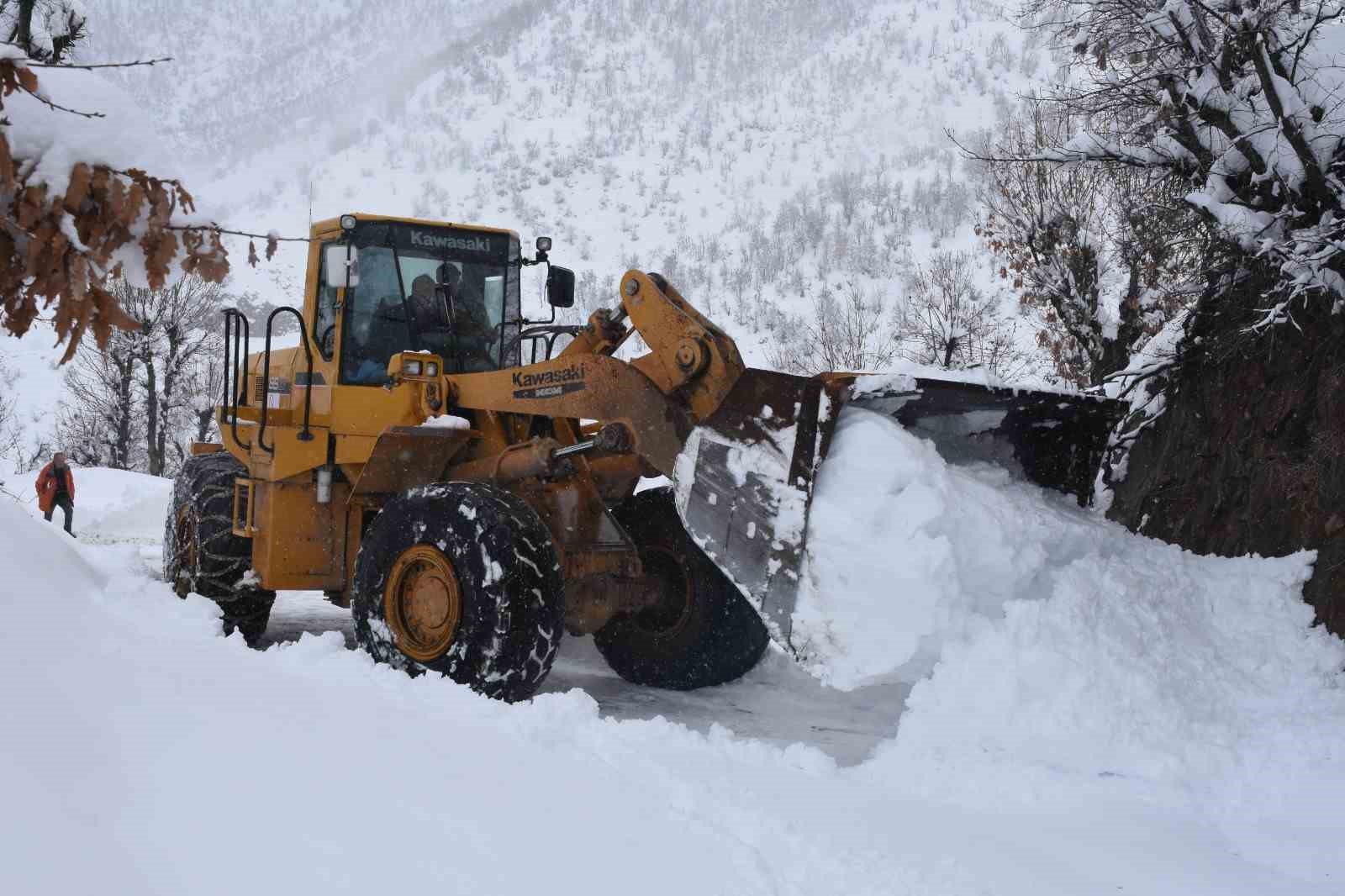 Bitlis’in köylerinde karla mücadele çalışması