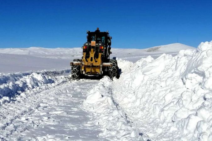 Van’da kar geçit vermiyor
