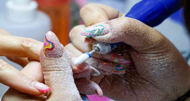 Uyarılara rağmen “kalıcı oje ve protez tırnak çılgınlığı”: “Hastalar çok başvuruyor, şikayetler geliyor”