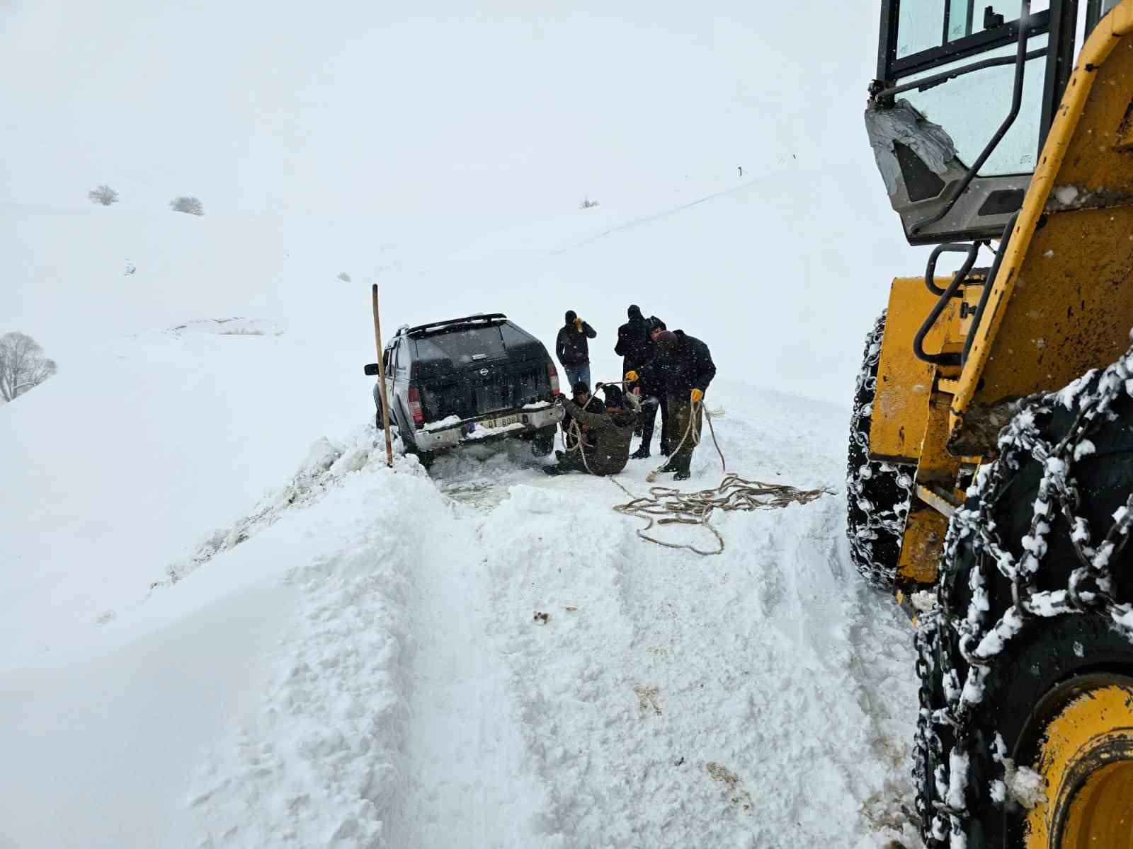 Hakkari’de karla mücadele çalışması devam ediyor