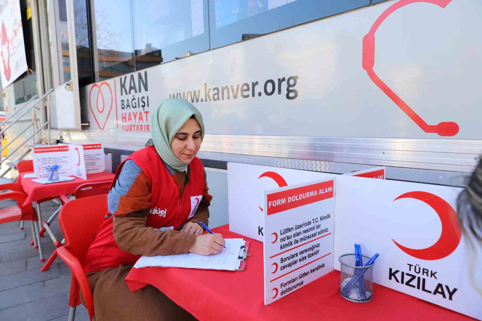 Kızılay Kadın Gönüllüleri’nden ‘Candan Bağlıyız’ kampanyasına destek