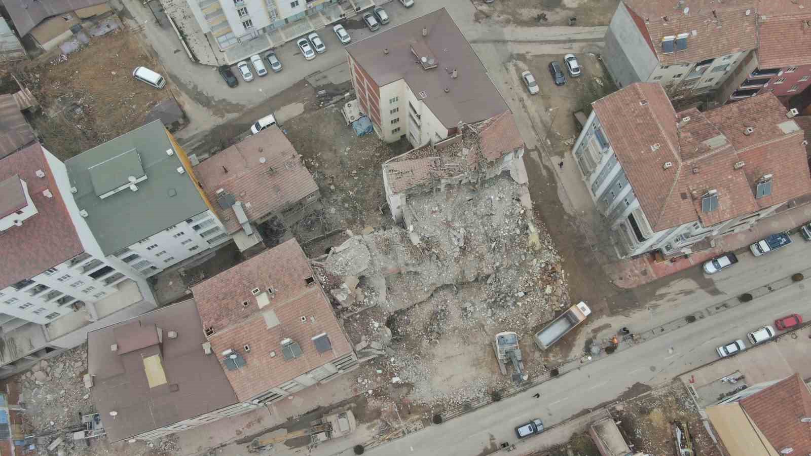 Ağır hasarlı binanın yıkım anı kamerada