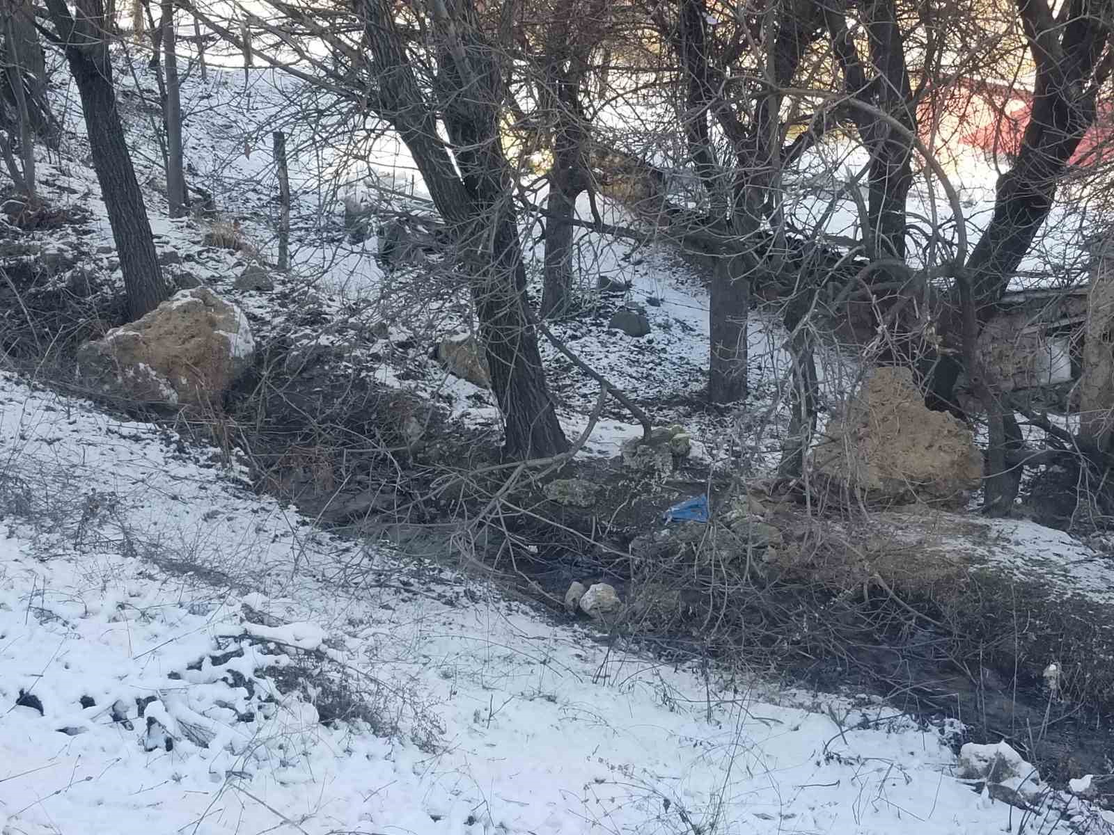Yuvarlanan kayalar evleri teğet geçti