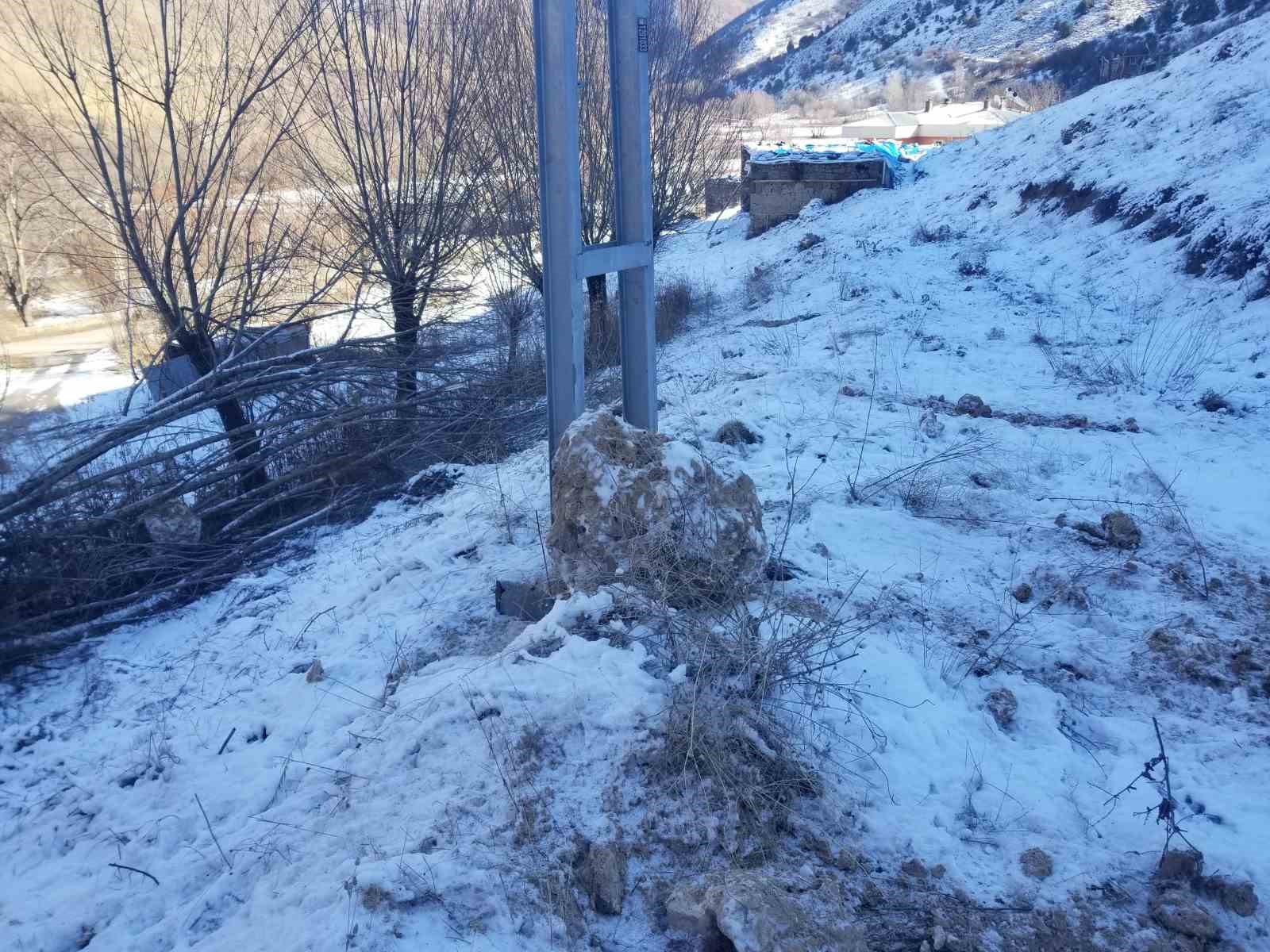Yuvarlanan kayalar evleri teğet geçti