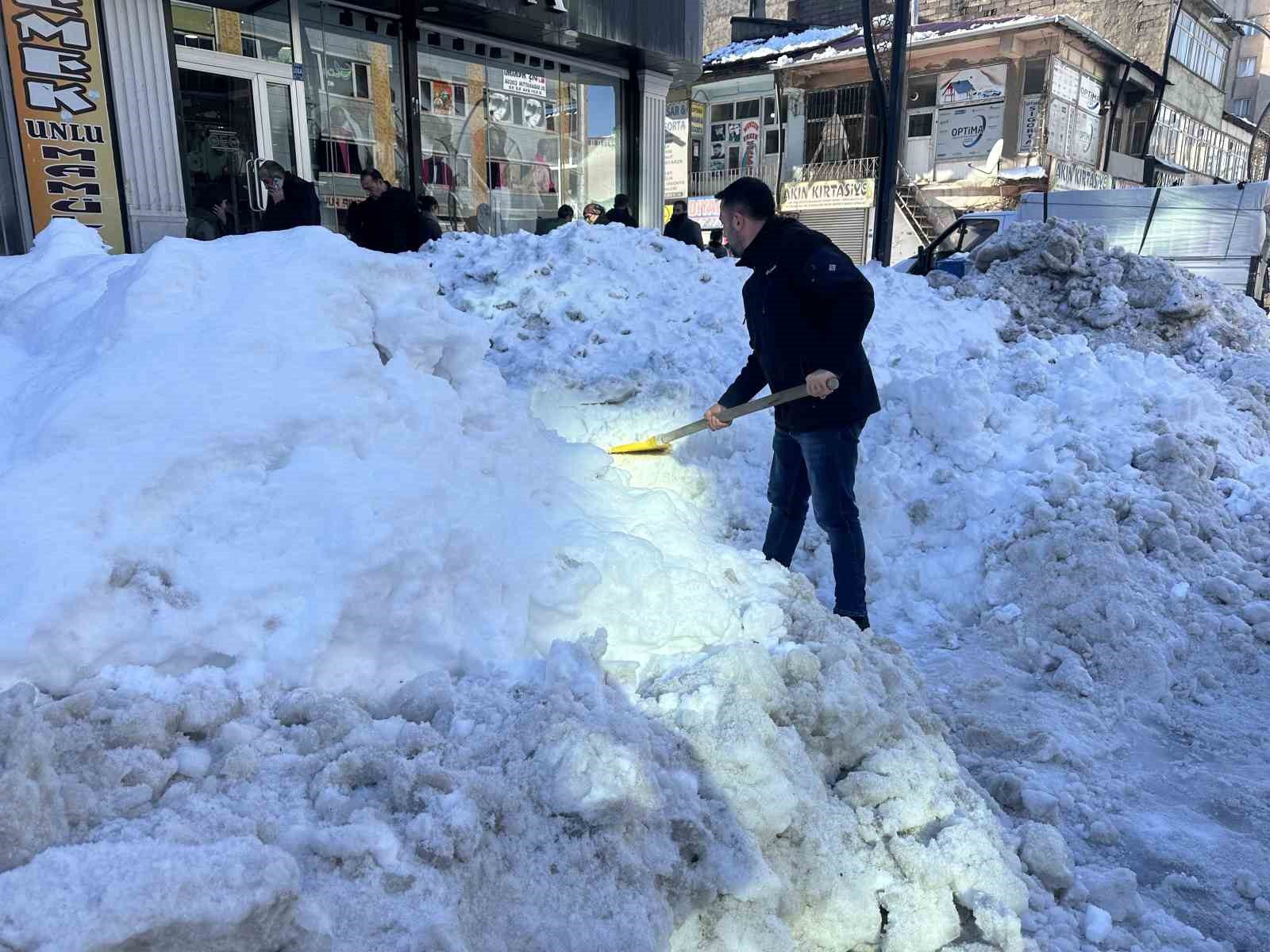 Vatandaşlar çatıdaki kar kütlelerini brandayla indirdi