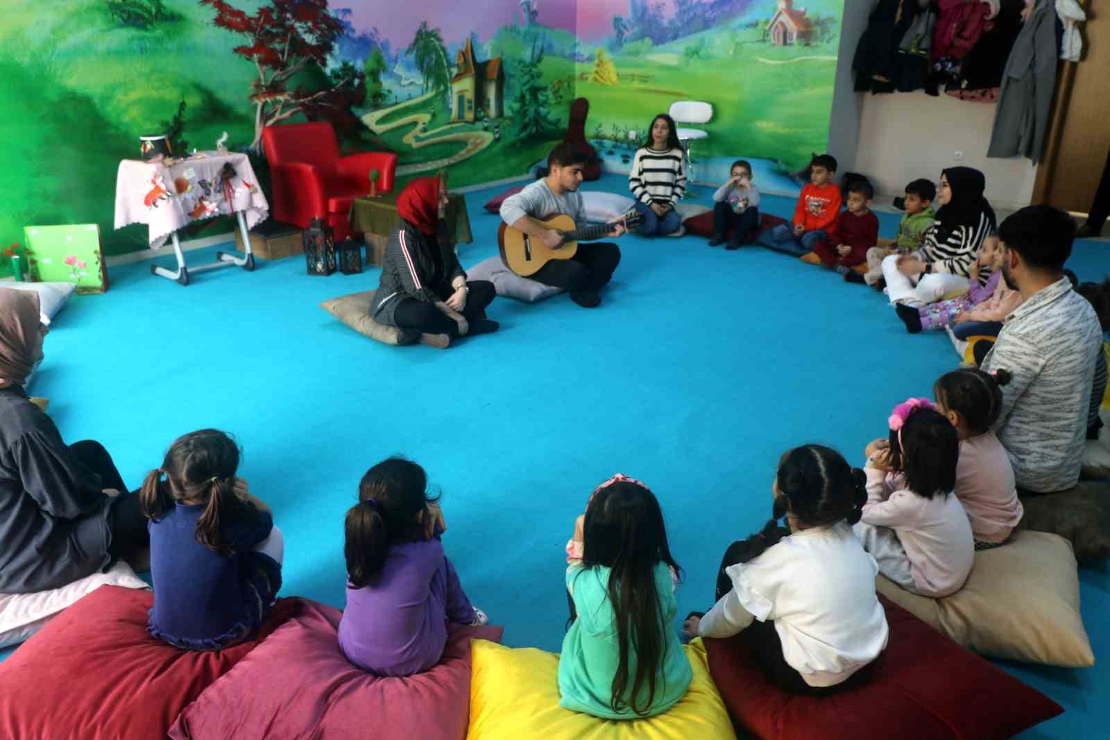 Türkiye’de çok fazla eşi bulunmayan bu sınıfta minik öğrencilere masal anlatılıyor