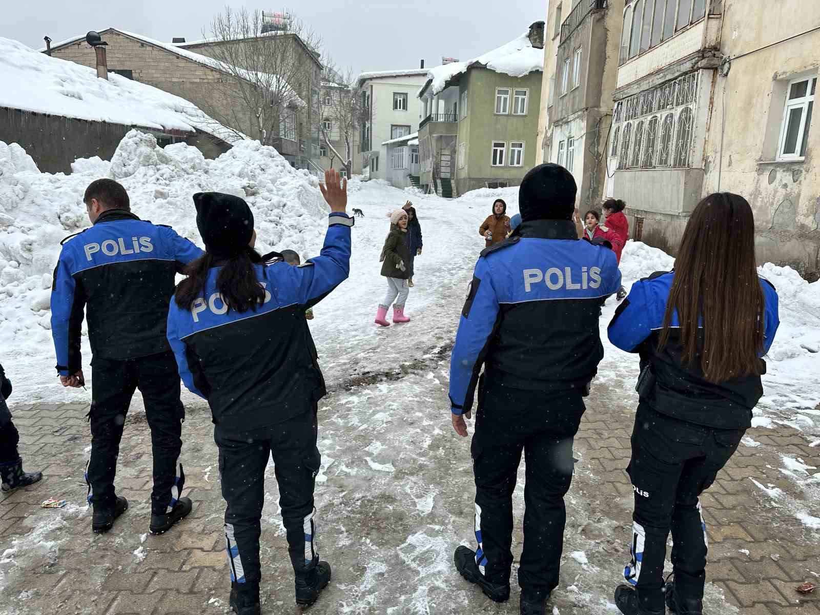Polisler çocuklarla karda kaydı, kar topu ve futbol oynadı