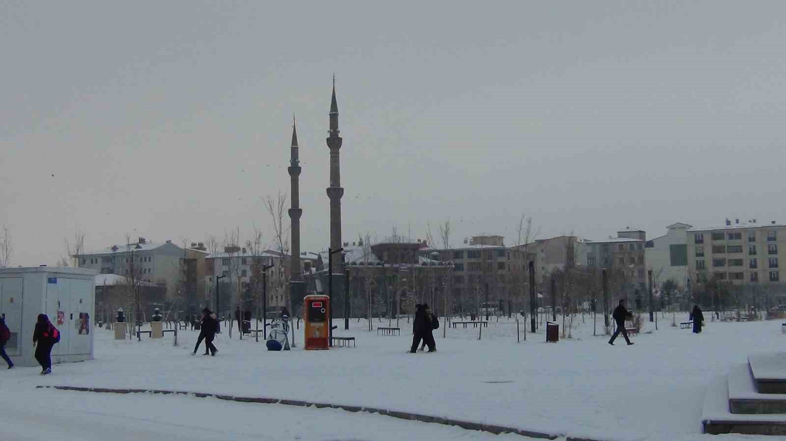 Kars beyaz gelinliğini giydi: Kentte 1 aydır beklenen kar yağdı