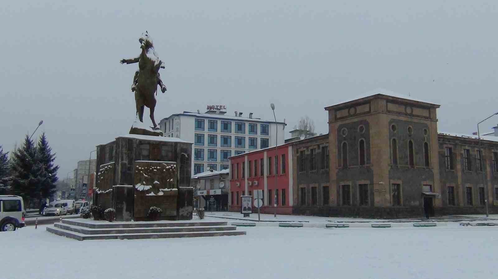 Kars beyaz gelinliğini giydi: Kentte 1 aydır beklenen kar yağdı