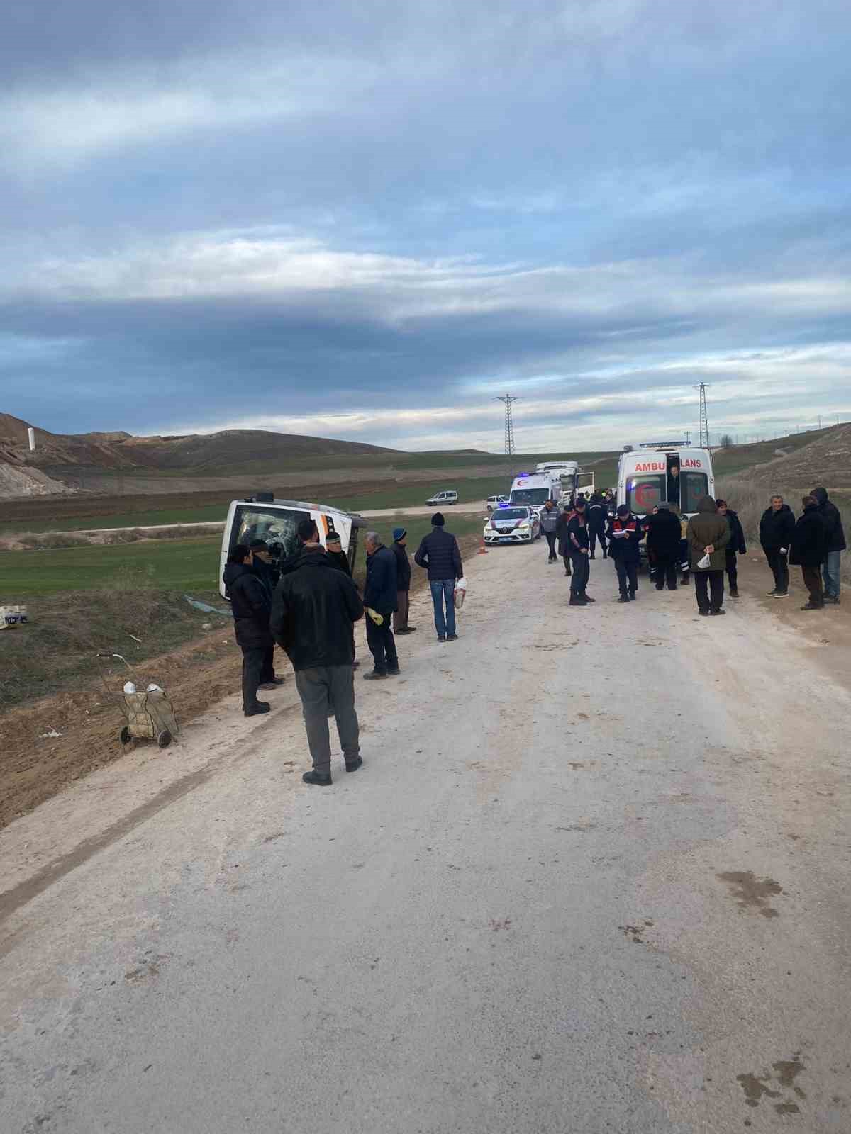 Kamyonun çarptığı belediye otobüsü yan yattı: 11 yaralı