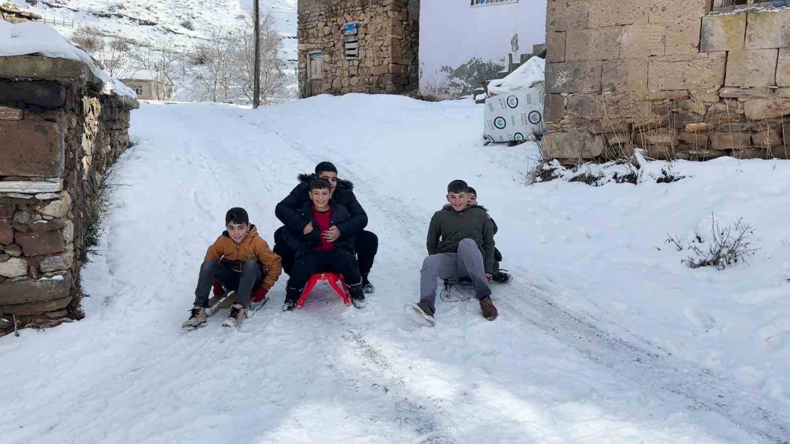 Tatvan’da çocukların kızak keyfi