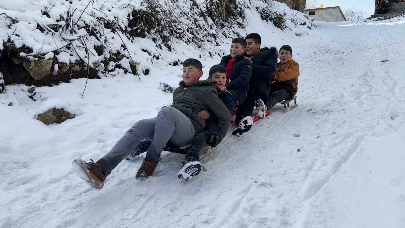 Tatvan’da çocukların kızak keyfi