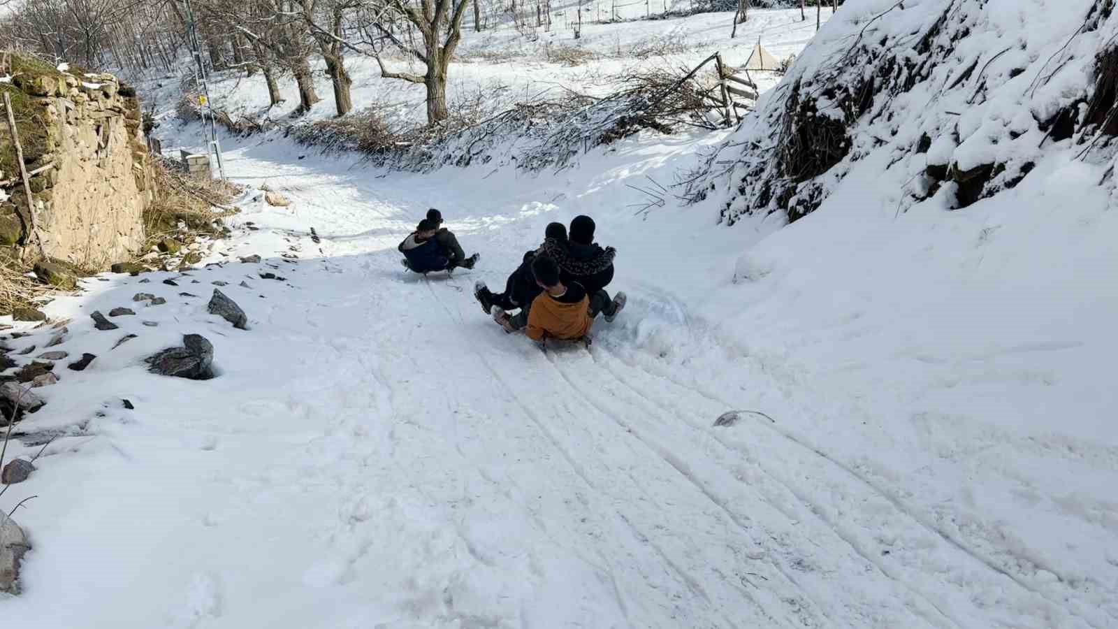 Tatvan’da çocukların kızak keyfi