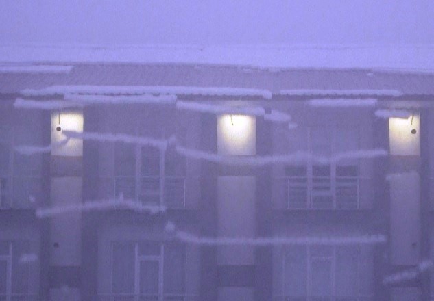 Çatıda biriken karlar şelaleyi andırdı