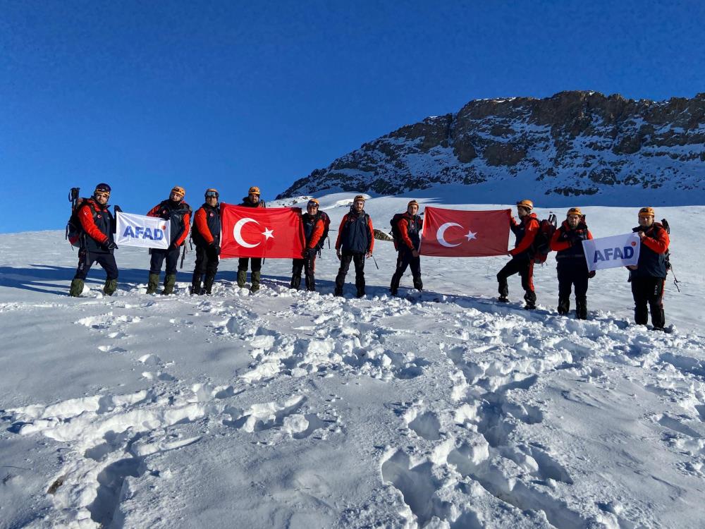 Erek Dağı zirvesinde şehitleri andılar