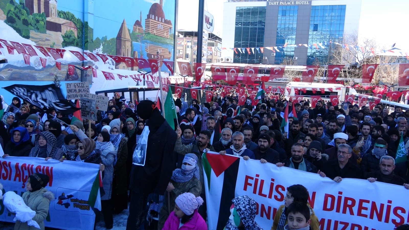 Vanlılar soğuk havada da Gazze’yi yalnız bırakmadı 