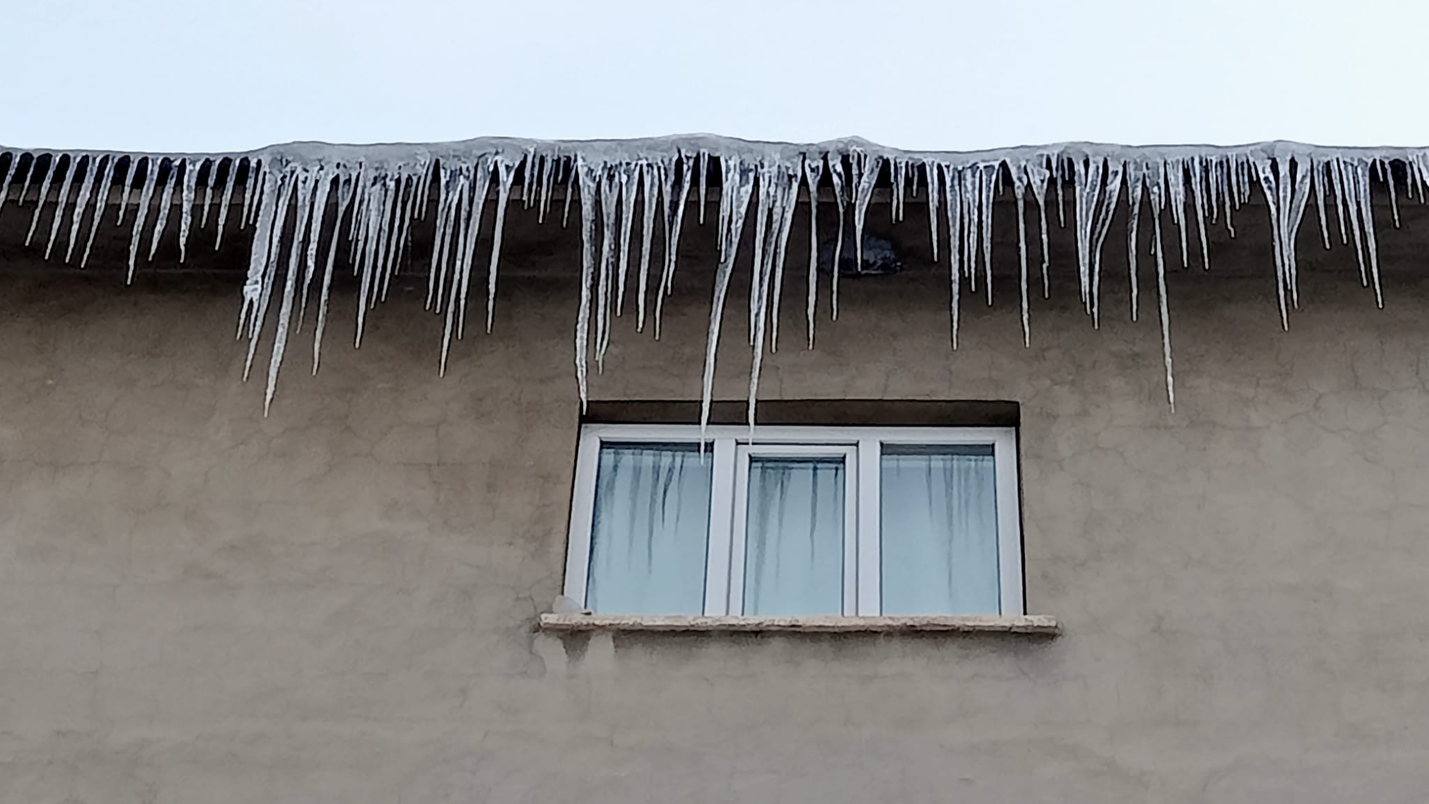 Van’da çatılarda oluşan buz sarkıtları tehlike saçıyor