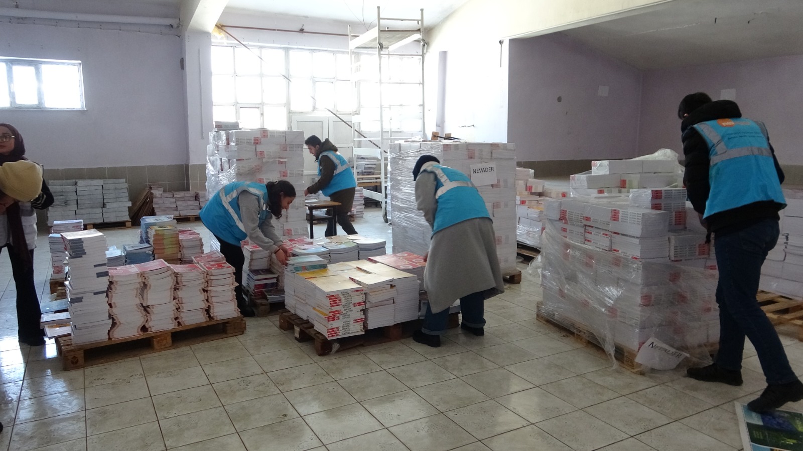 NEVADER Vanlı ve Hakkârili öğrencilere kitap desteğinde bulundu