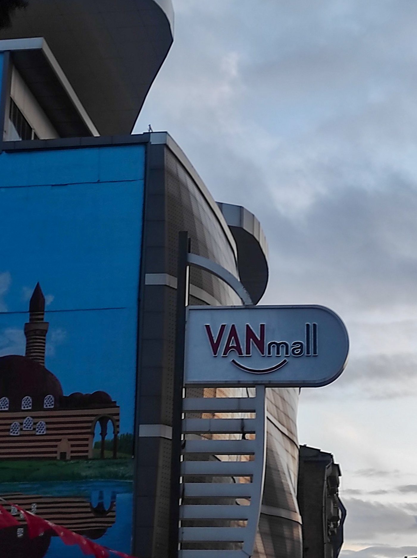 Van Mall AVM’nin tabelası asıldı sıra açılışta