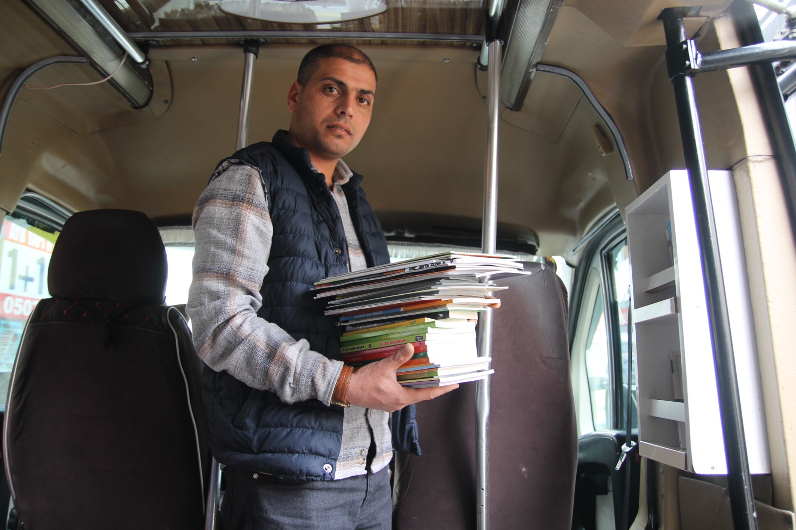 Van Valisi Balcı sıra dışı minibüse kitap hediye etti