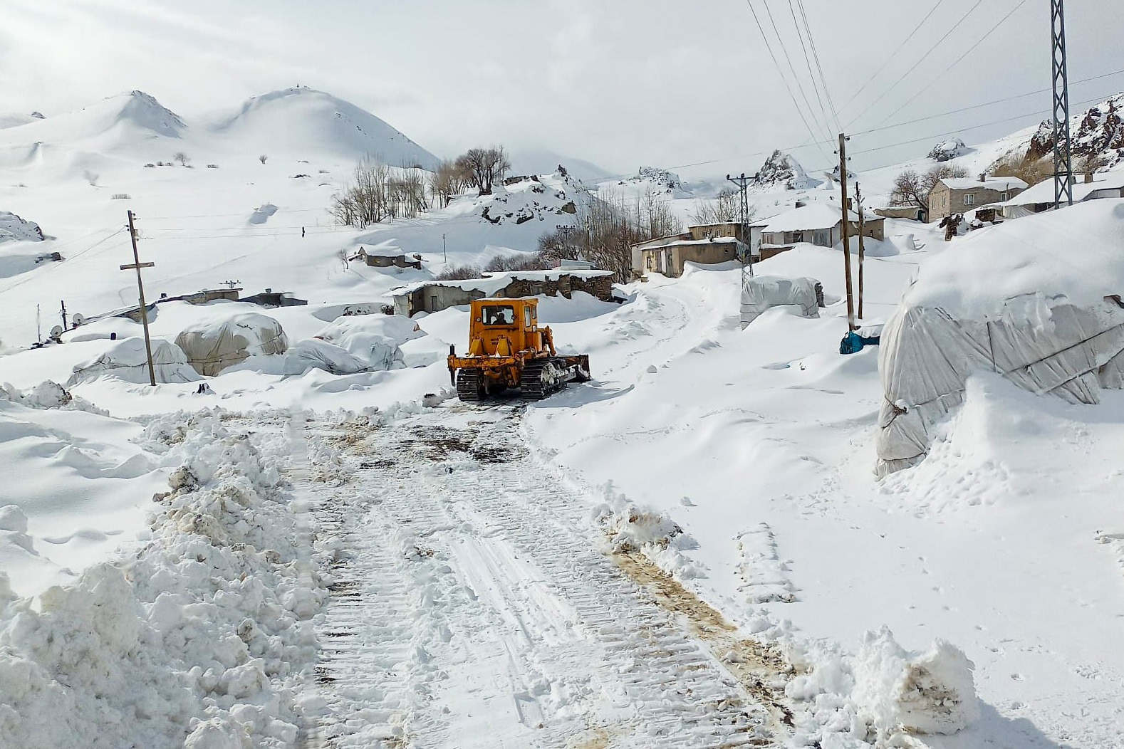 Van’da 201 yerleşim yeri yolu ulaşıma kapandı