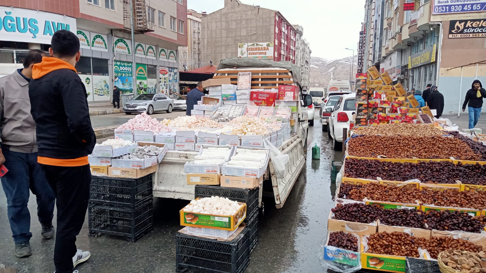 Van’da açık alanda satılan gıda ürünleri tehlike saçıyor