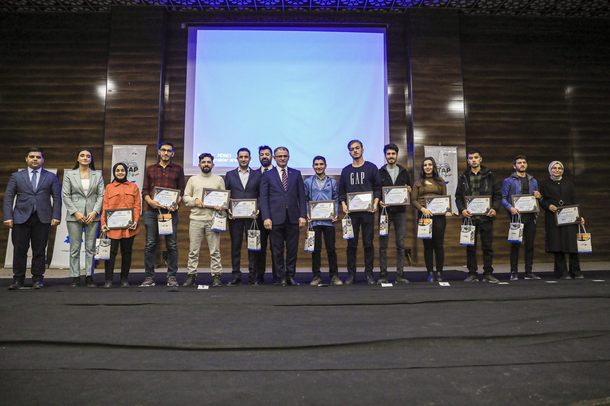 Van’da eğitimlerini tamamlayan yazılımcılara sertifika verildi