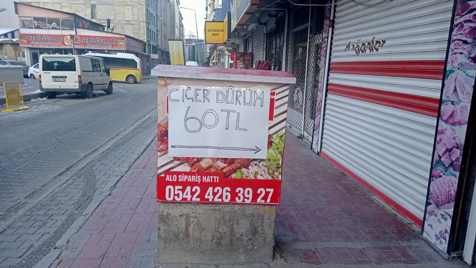 Van’da elektrik direkleri ve panolar reklam afişleri ile doldu