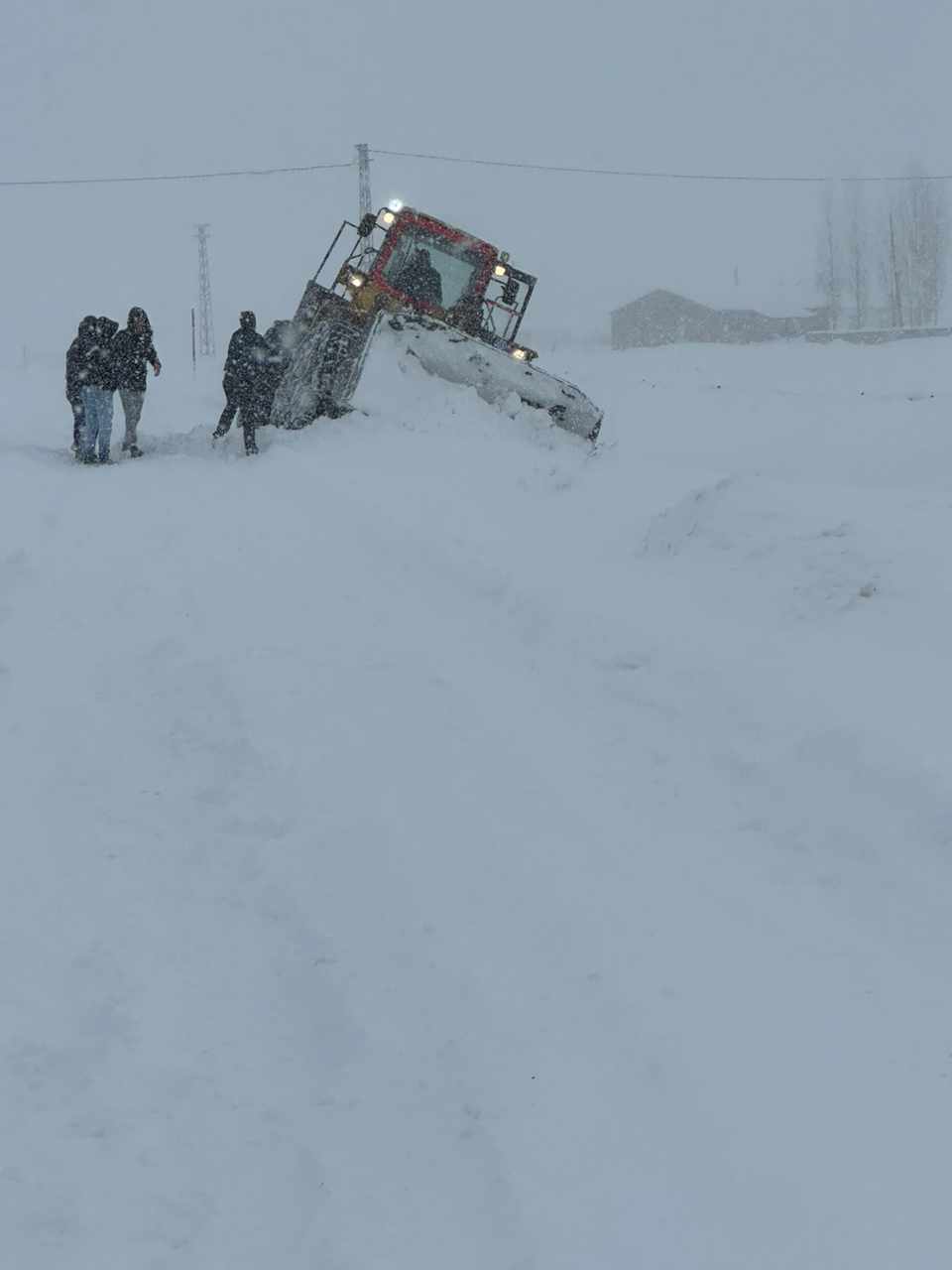 Van’da mahsur kalan araçları kurtarmaya giden iş makinesi kara saplandı
