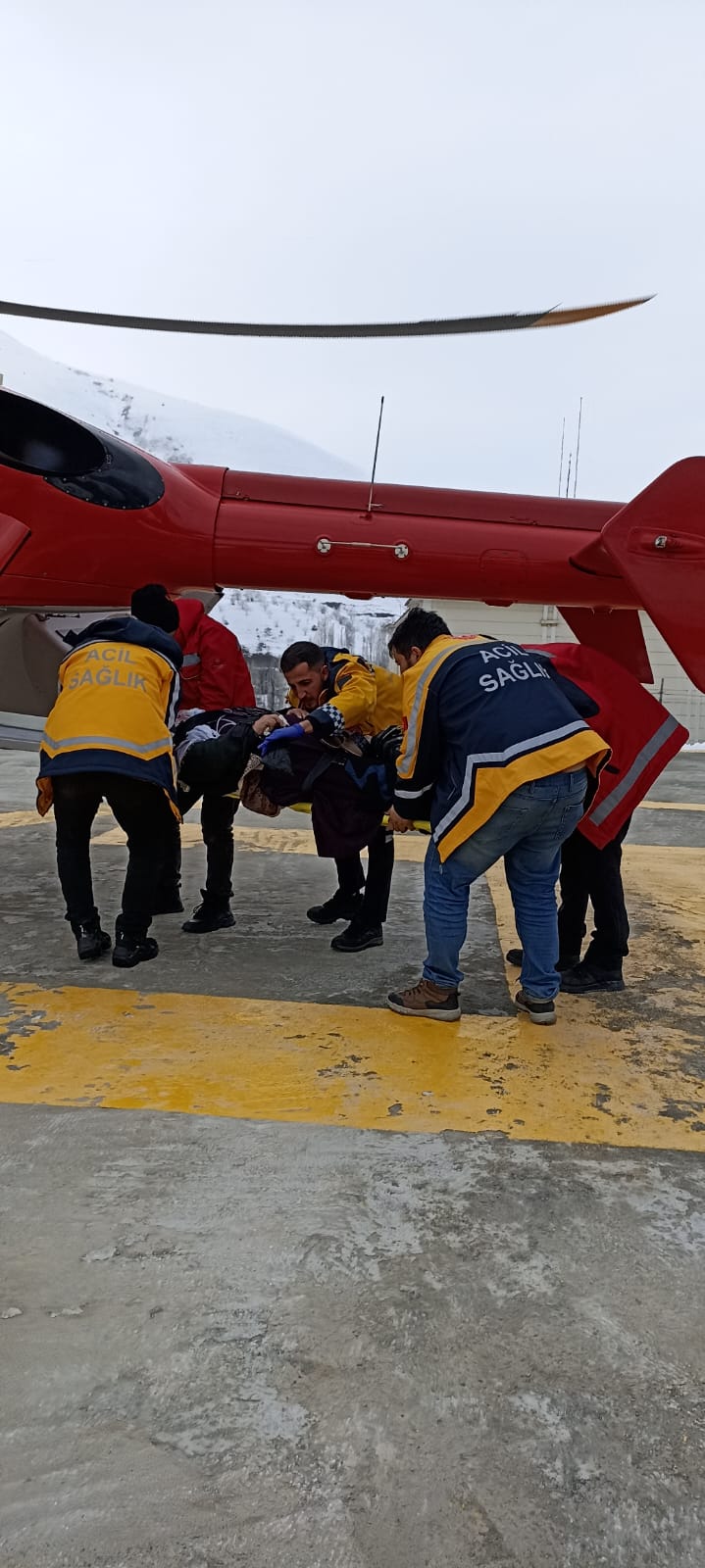 Van’da rahatsızlanan 72 yaşındaki hasta helikopterle hastaneye sevk edildi