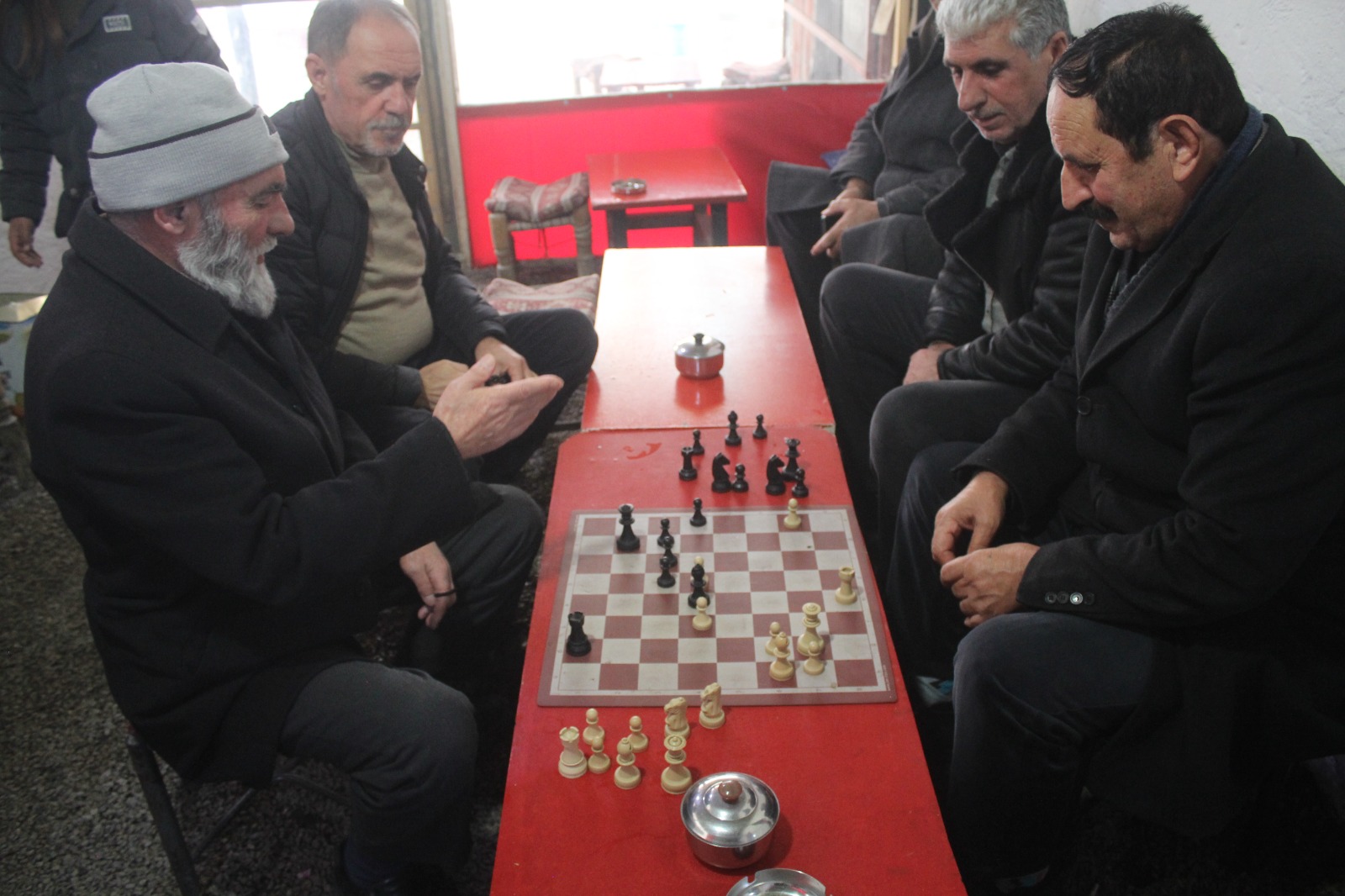Van’daki bu çay bahçesinde santranç kültürü yaşatılıyor