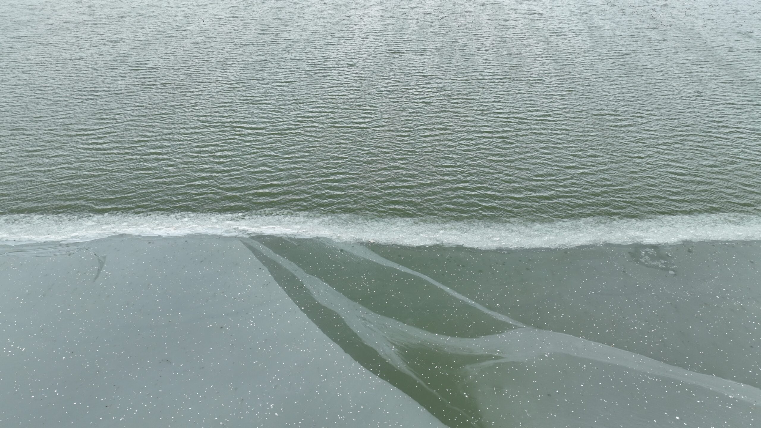 Van’ın Sıhke Gölü kısmen buz tuttu