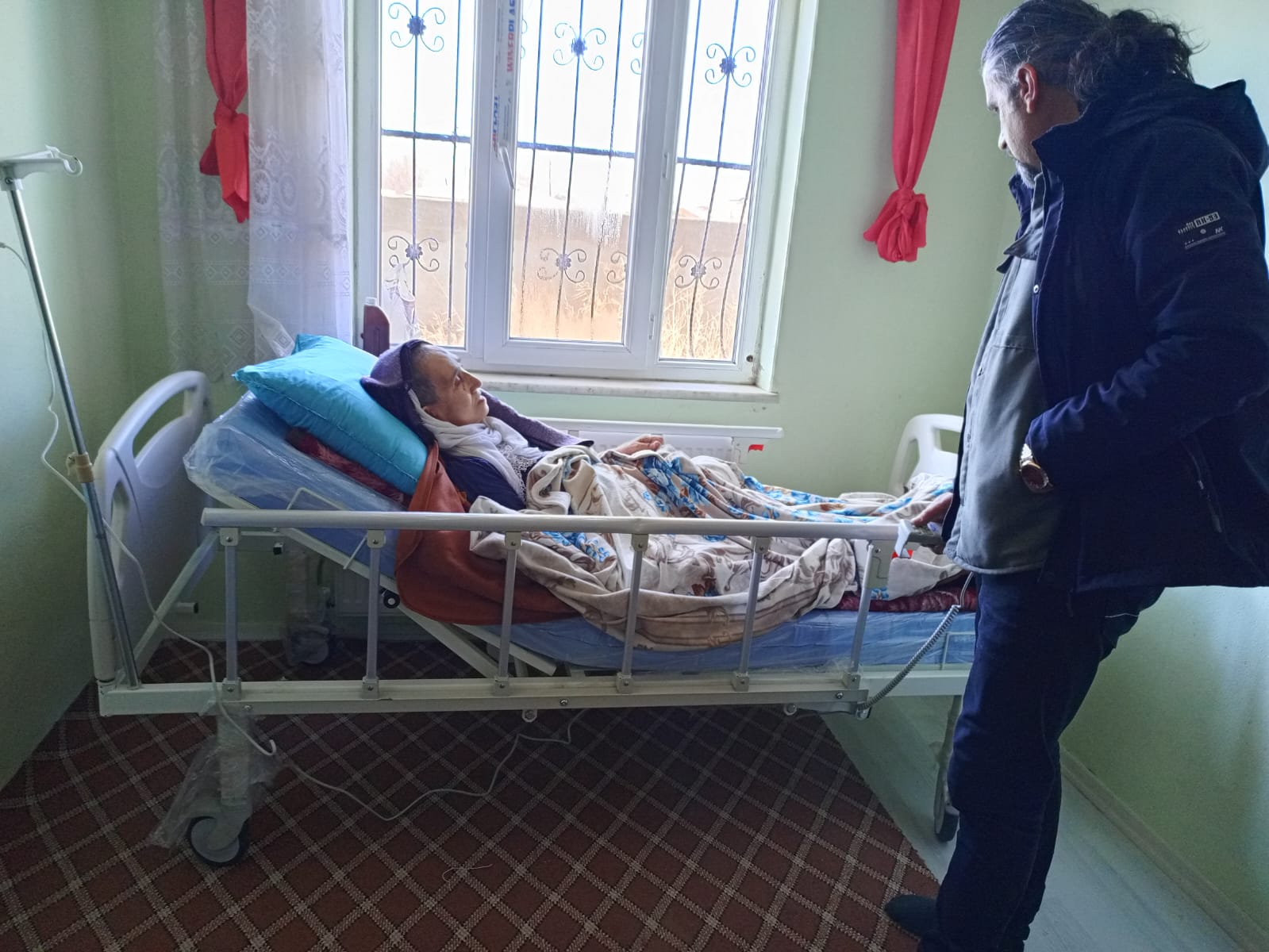 Vanlı Amca’dan yaşlı kadına şefkat eli