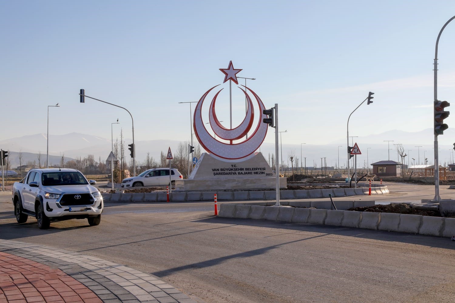 Van Gölü Sahil Yolu Trafiğe Açıldı