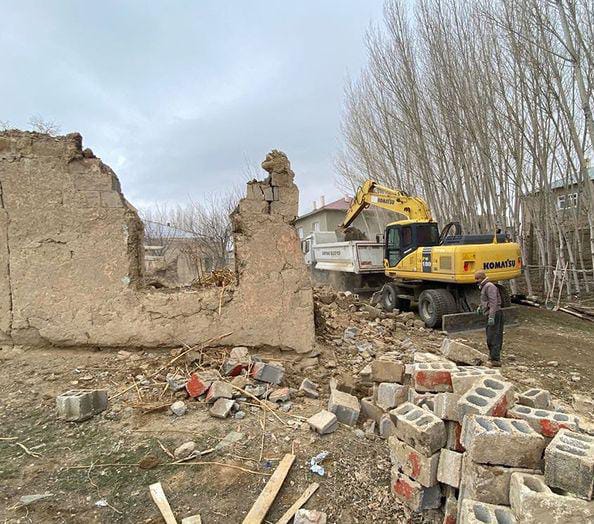 Gürpınar Belediyesi’nin metruk bina yıkım çalışmaları devam ediyor