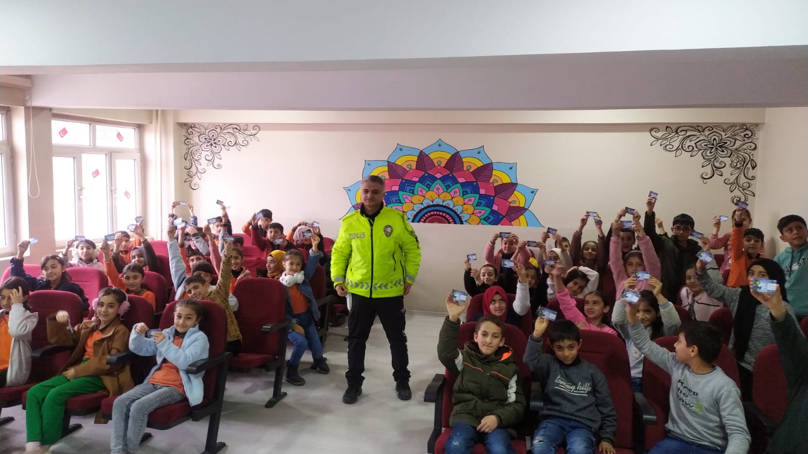 Trafik polislerinden ilk ve ortaokul öğrencilerine trafik eğitimi verildi