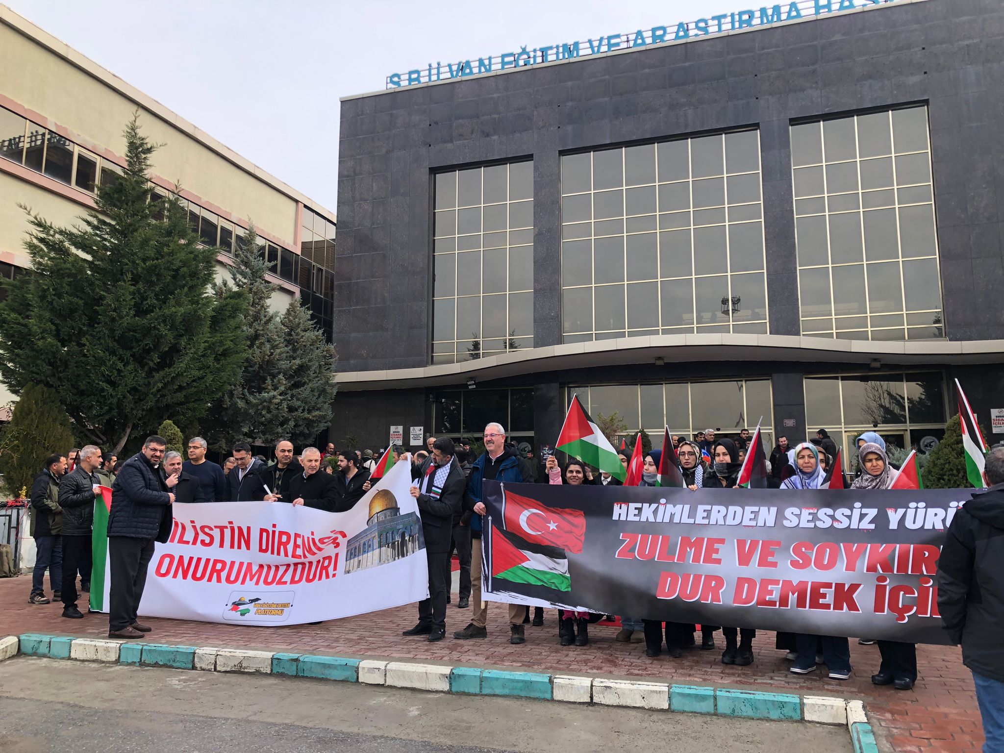 Van’da hekimler ve sağlık çalışanları Gazze’ye ses olmaya devam ediyor